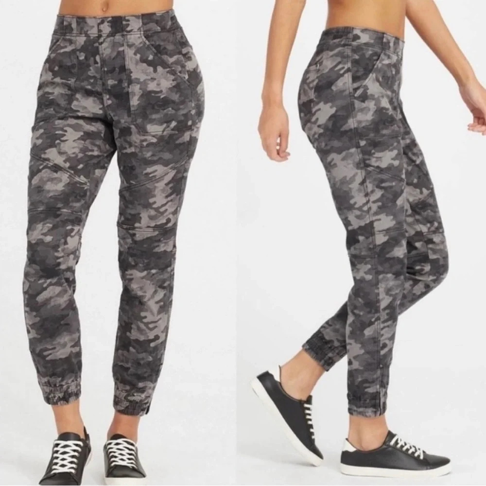 SPANX Stretch Twill Cargo‎ Jogger Pants Black Camo